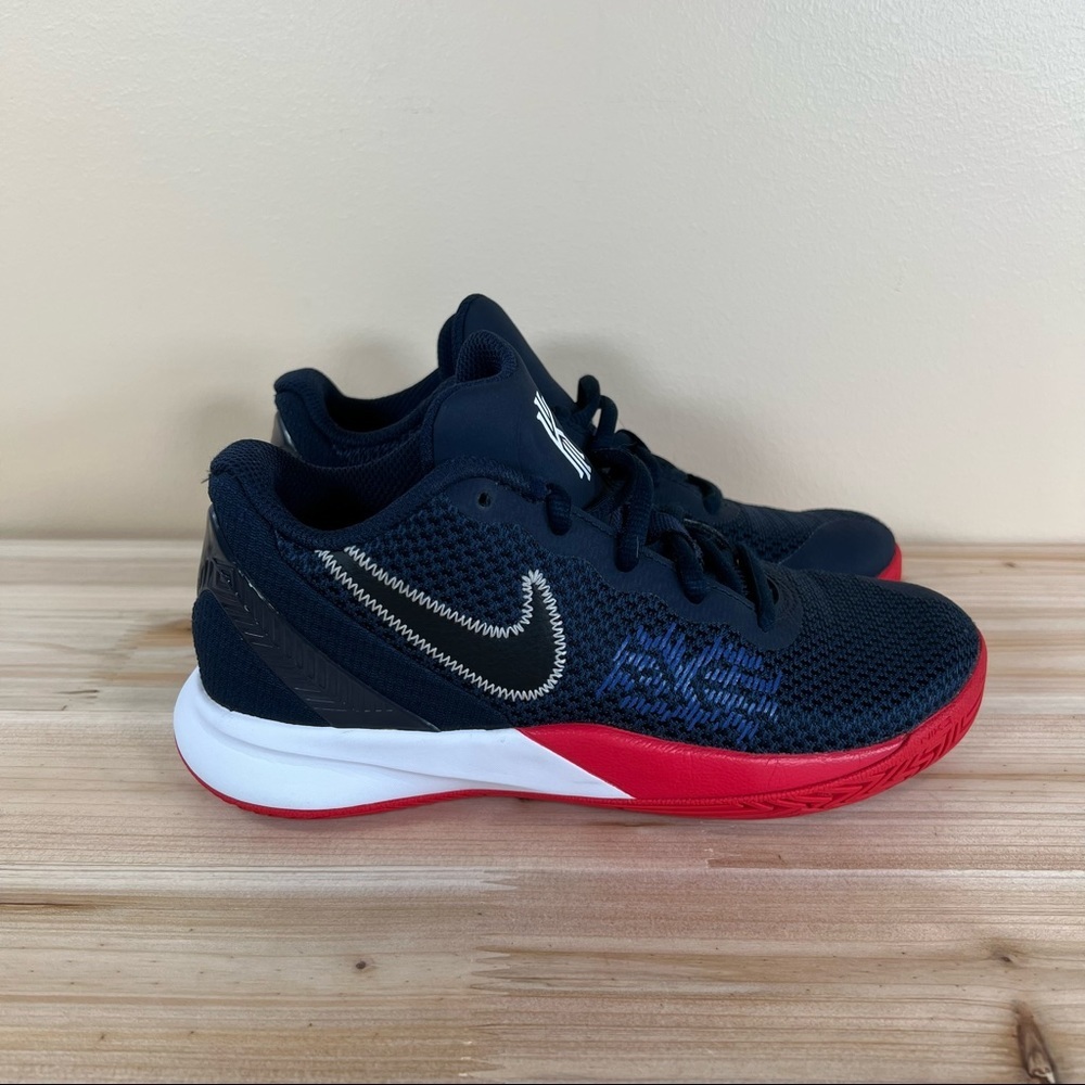 Nike Kyrie Flytrap II blue basketball shoe youth size 2Y